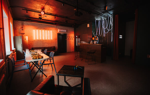 Лофт Santa с большими окнами. Барная стойка с кальянами и неоновой лентой. Столы, стулья. Кондиционер. Холодильник
