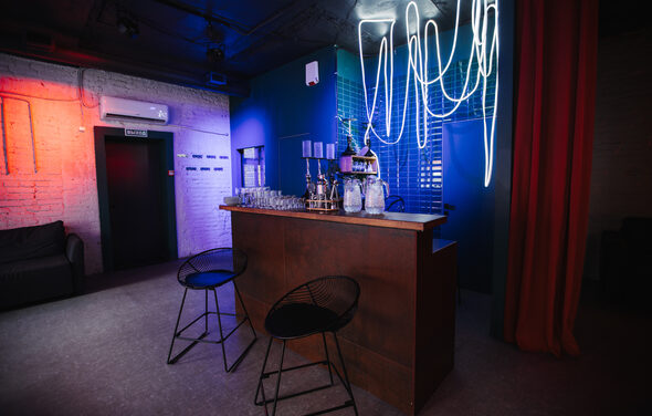 Лофт Santa с большими окнами. Барная стойка со стульями. Посуда. Неоновая лента. Кондиционер