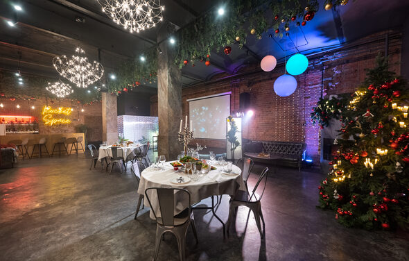 Лофт с уникальным интерьером в историческом здании. Круглые столы. Перегородка. Камин