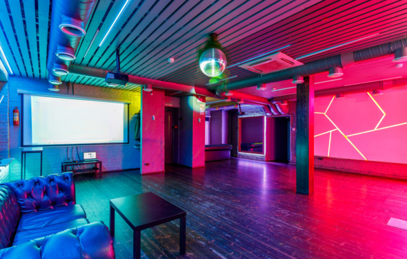 Дизайнерское лофт-пространство с неоновой подсветкой