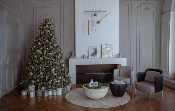 Светлый зал с камином и большими окнами