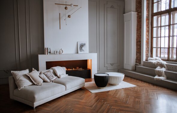 Светлый зал с камином и большими окнами