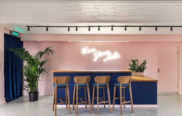 Стилизованный лофт в сине-розовых оттенках