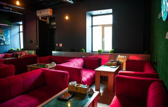 Кальянная Мята Площадка с диванами и кальянами