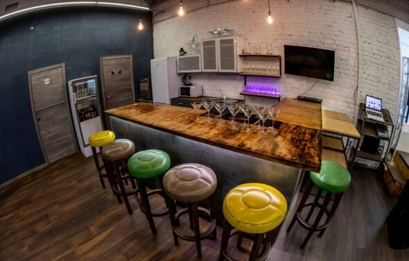 Просторный лофт в центре города. Сцена. Диско-шар