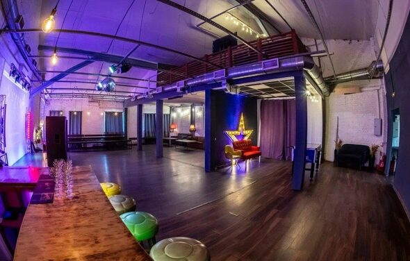 Просторный лофт в центре города. Барная стойка со стульями. Телевизор с большой колонкой. Холодильник