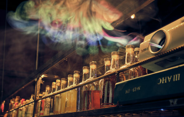 Бар под закрытие со сценой 