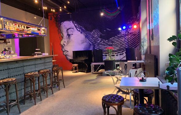 Бар под закрытие со сценой 