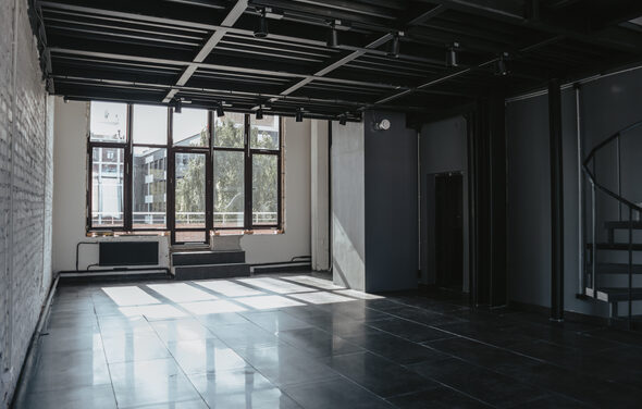 Светлый лофт с высокими потолками