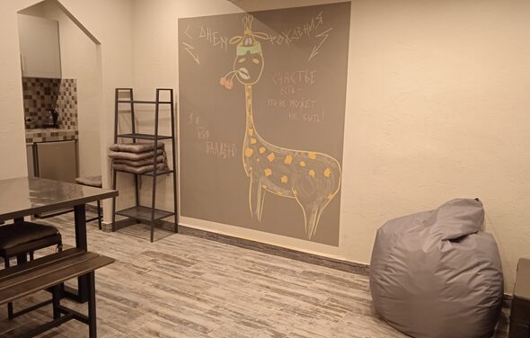 Уютный лофт с меловой стеной