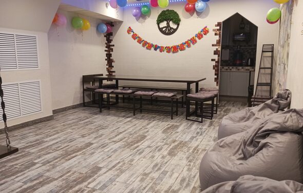 Уютный лофт с меловой стеной