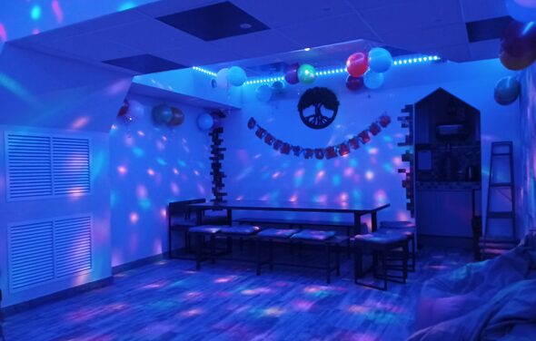 Уютный лофт с меловой стеной