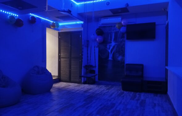 Уютный лофт с меловой стеной