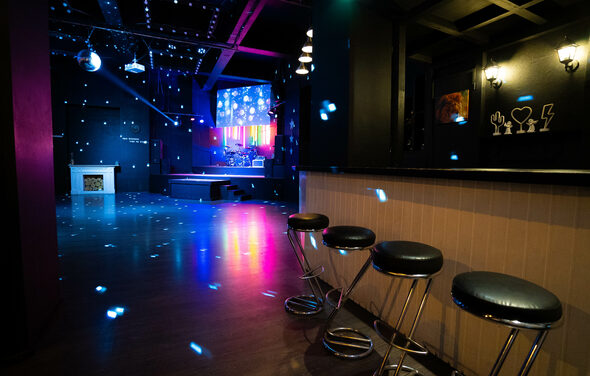 Концертная площадка с панорамными окнами