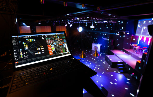 Концертная площадка с панорамными окнами