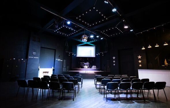 Концертная площадка с панорамными окнами