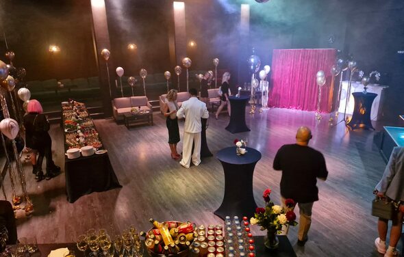 Концертная площадка с панорамными окнами