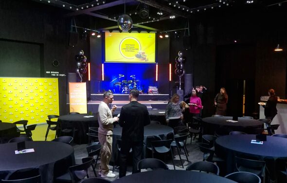 Концертная площадка с панорамными окнами