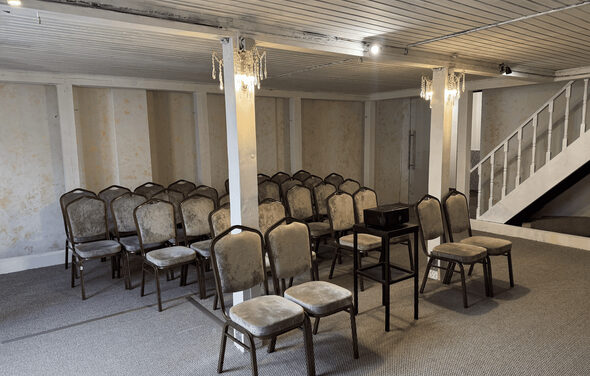 Двухэтажный зал в светлых тонах