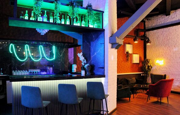 Уютный лофт со сценой и барной стойкой