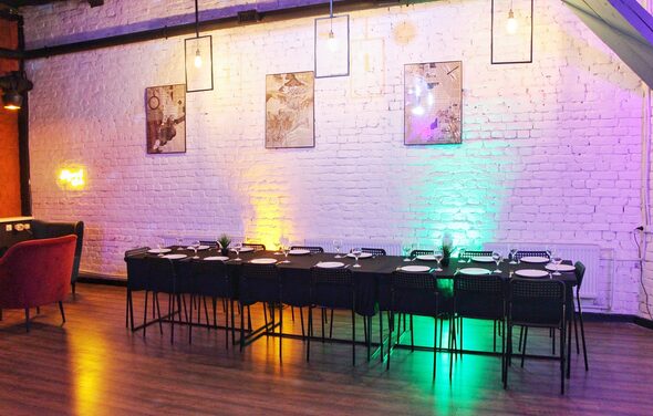 Уютный лофт со сценой и барной стойкой