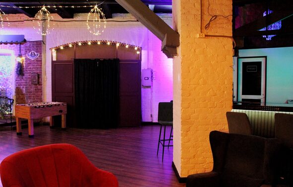 Уютный лофт со сценой и барной стойкой
