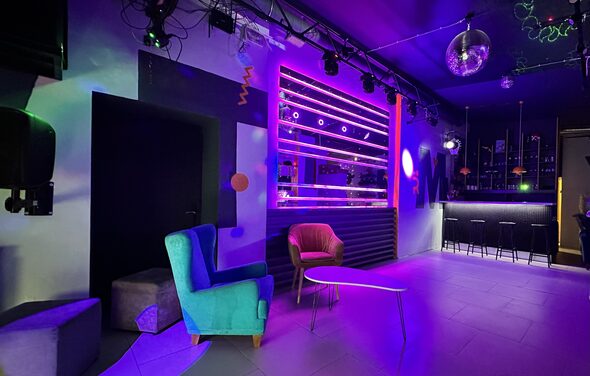Музыкальный лофт на Тульской. Диваны с подушками, зеркальная стена, сцена, проекция на стену.