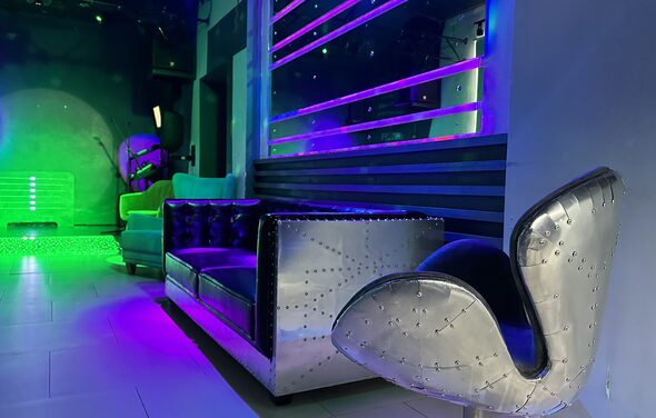 Музыкальный лофт на Тульской. Диваны с подушками, зеркальная стена, сцена, проекция на стену.