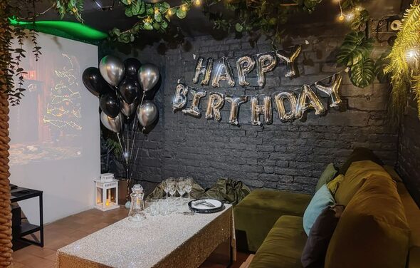 Небольшая лофт-комната с растением 