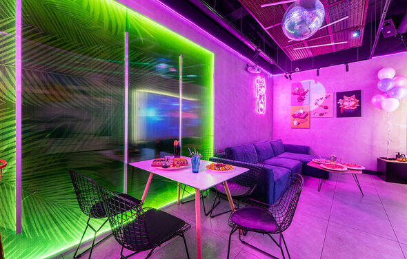 Стилизованный под неоновый город лофт