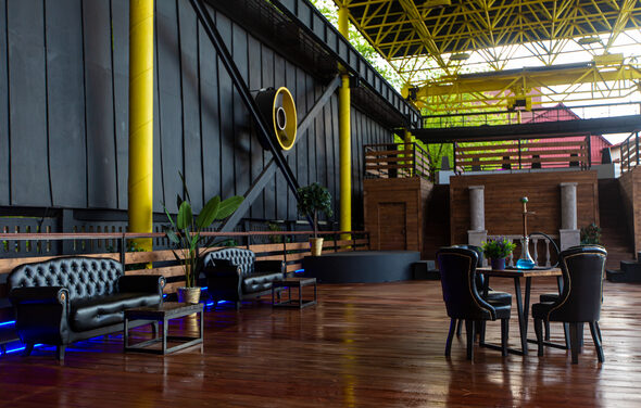 Необычная веранда для летних мероприятий