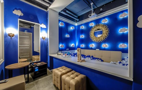 Лофт-зал в синих тонах для небольших мероприятий 