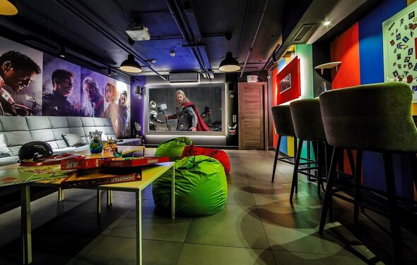 Лофт-зал с супергеройскими персонажами