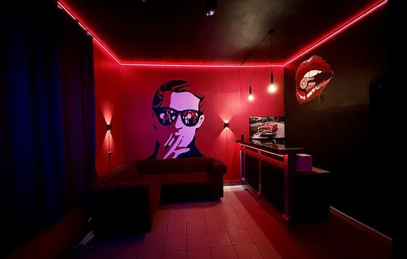 Неоновый лофт-зал