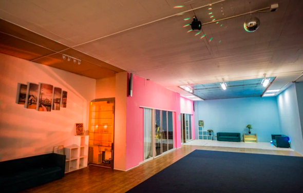 EmpireLoft Лофт с зеркальным потолком