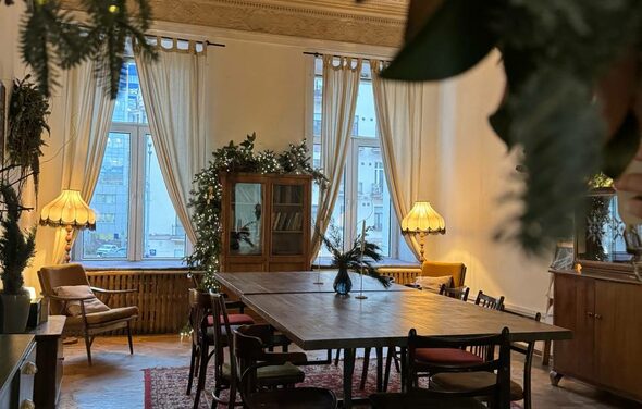 Уютное пространство с большими окнами 