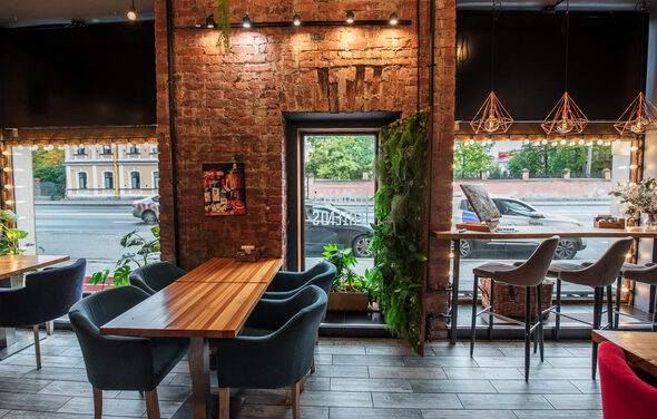 Эко-лофт с зелеными растениями