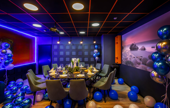 Imperial. Праздничный лофт-зал с большим столом