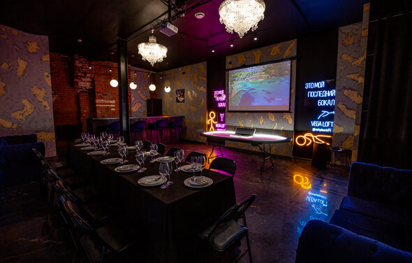 Лофт в стиле казино с покерным столом