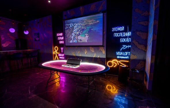 Лофт в стиле казино с покерным столом