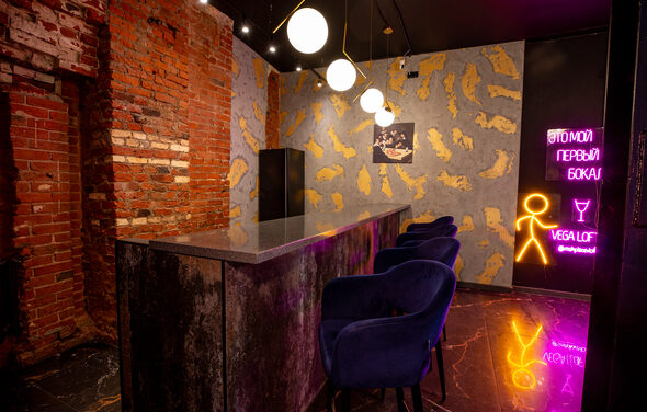 Лофт в стиле казино с покерным столом