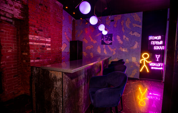 Лофт в стиле казино с покерным столом