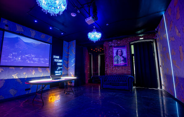 Лофт в стиле казино с покерным столом