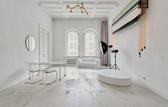 Светлый зал с растениями