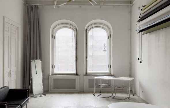 Светлый зал с растениями