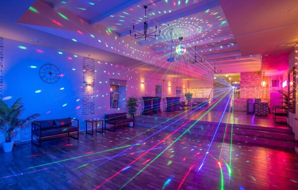 Loft Lodge (Лофт Лодж) 7. Просторный уютный лофт. Просторное помещение с деревянным полом, кирпичными стенами, украшено лазерными световыми эффектами. Черные диваны и столы стоят у стен. На потолке люстра и дискотечный шар. У стены часы, в углу растения. Возле входа стойка.