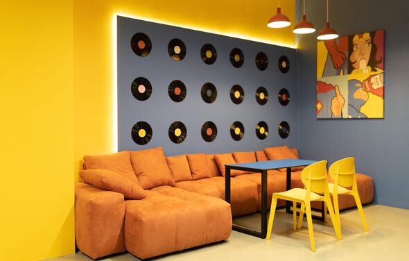 Красочный лофт-зал