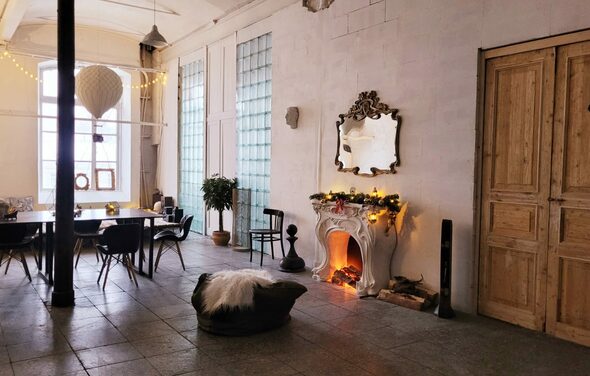 Поэт Уютный лофт с большими окнами