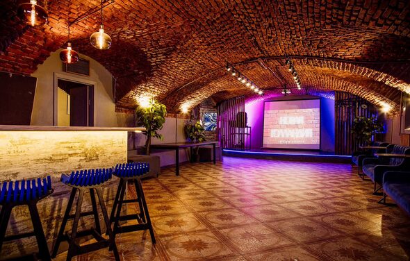 Basement Loft New Holland. Пространство со сценой