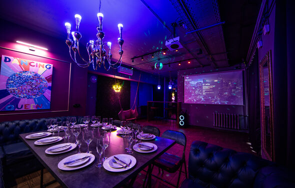 Неоновый лофт-зал